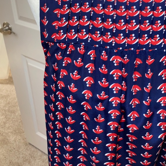 Beautiful light weight sleeveless blouse - Picture 2 of 3